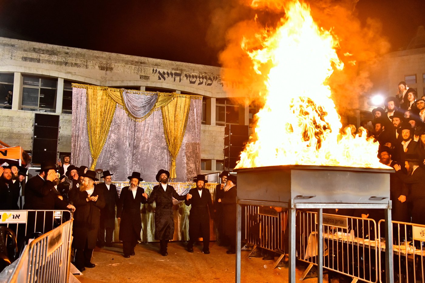 מעמד ההדלקה בחצר הקודש זוועהיל