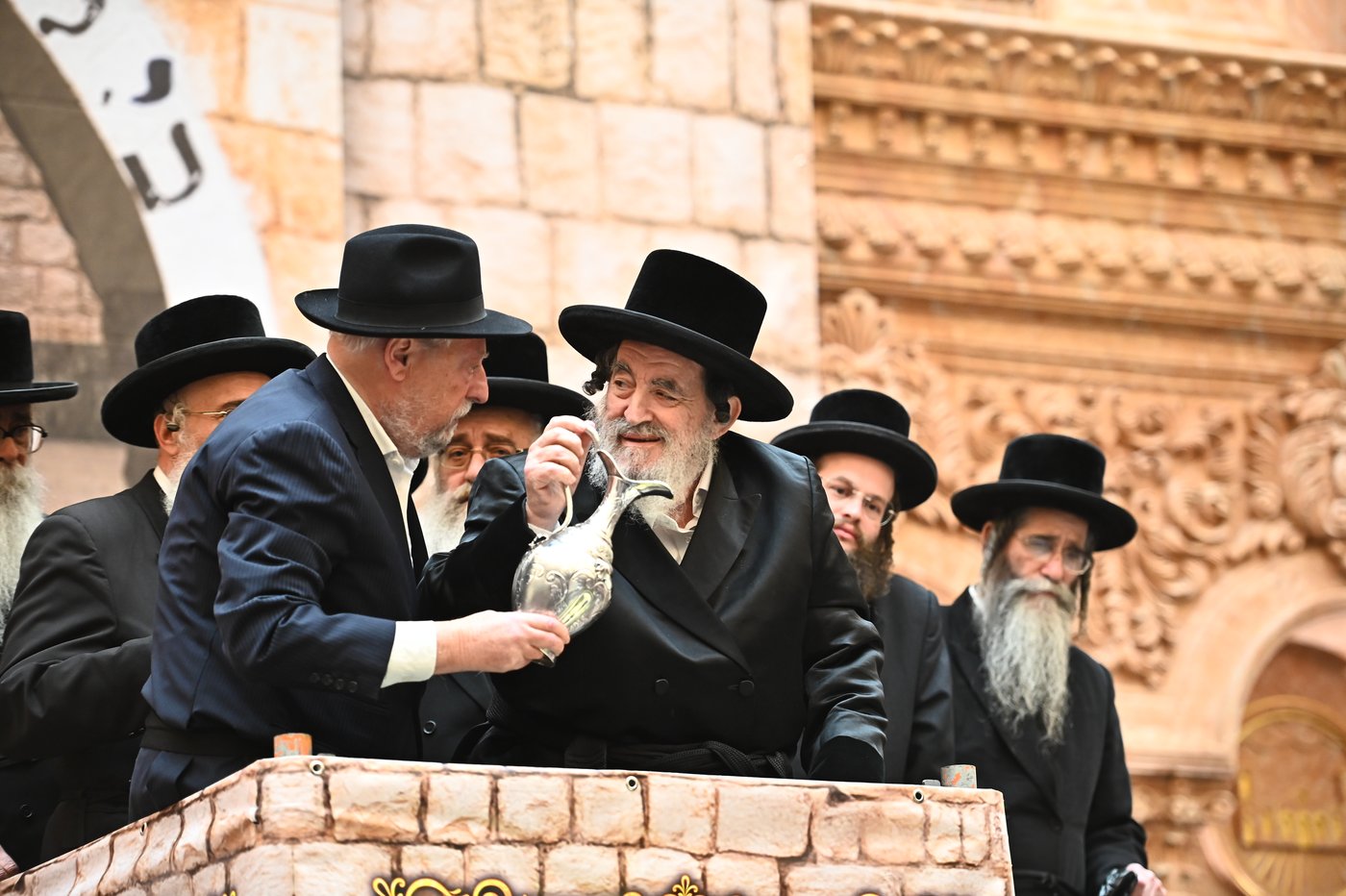 מעמד ההדלקה בחצה"ק ויז'ניץ