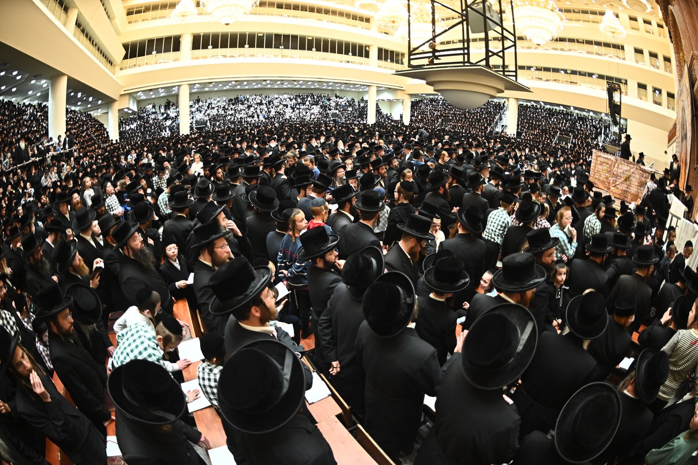 מעמד ההדלקה בחצה"ק ויז'ניץ
