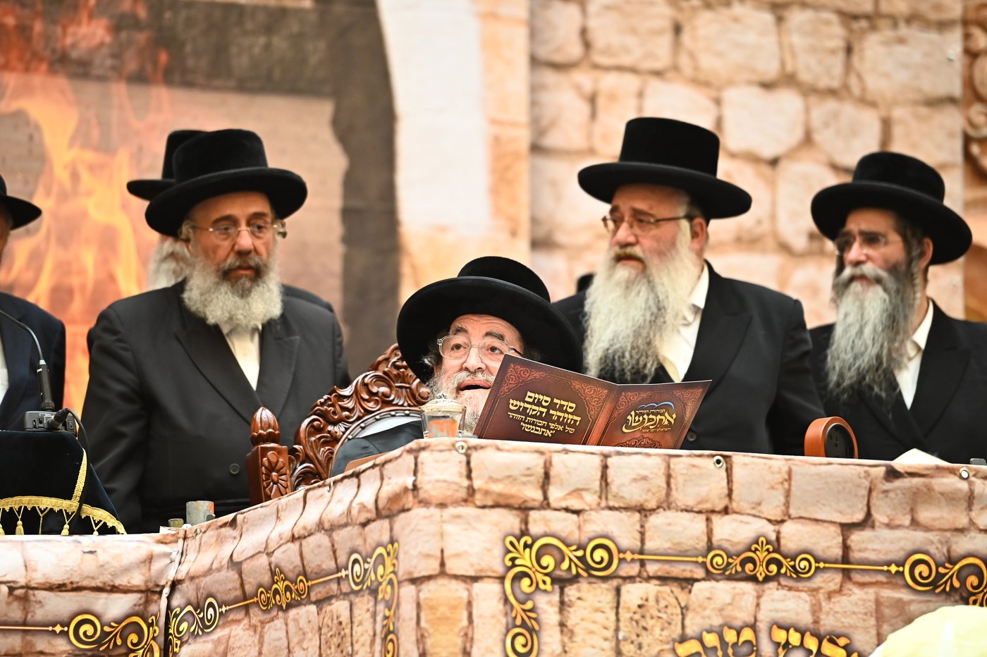 מעמד ההדלקה בחצה"ק ויז'ניץ