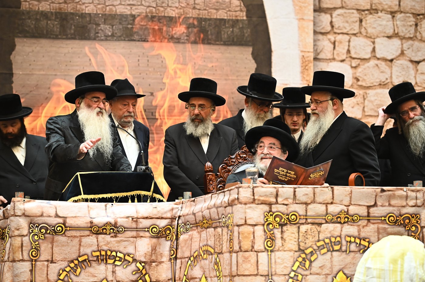 מעמד ההדלקה בחצה"ק ויז'ניץ