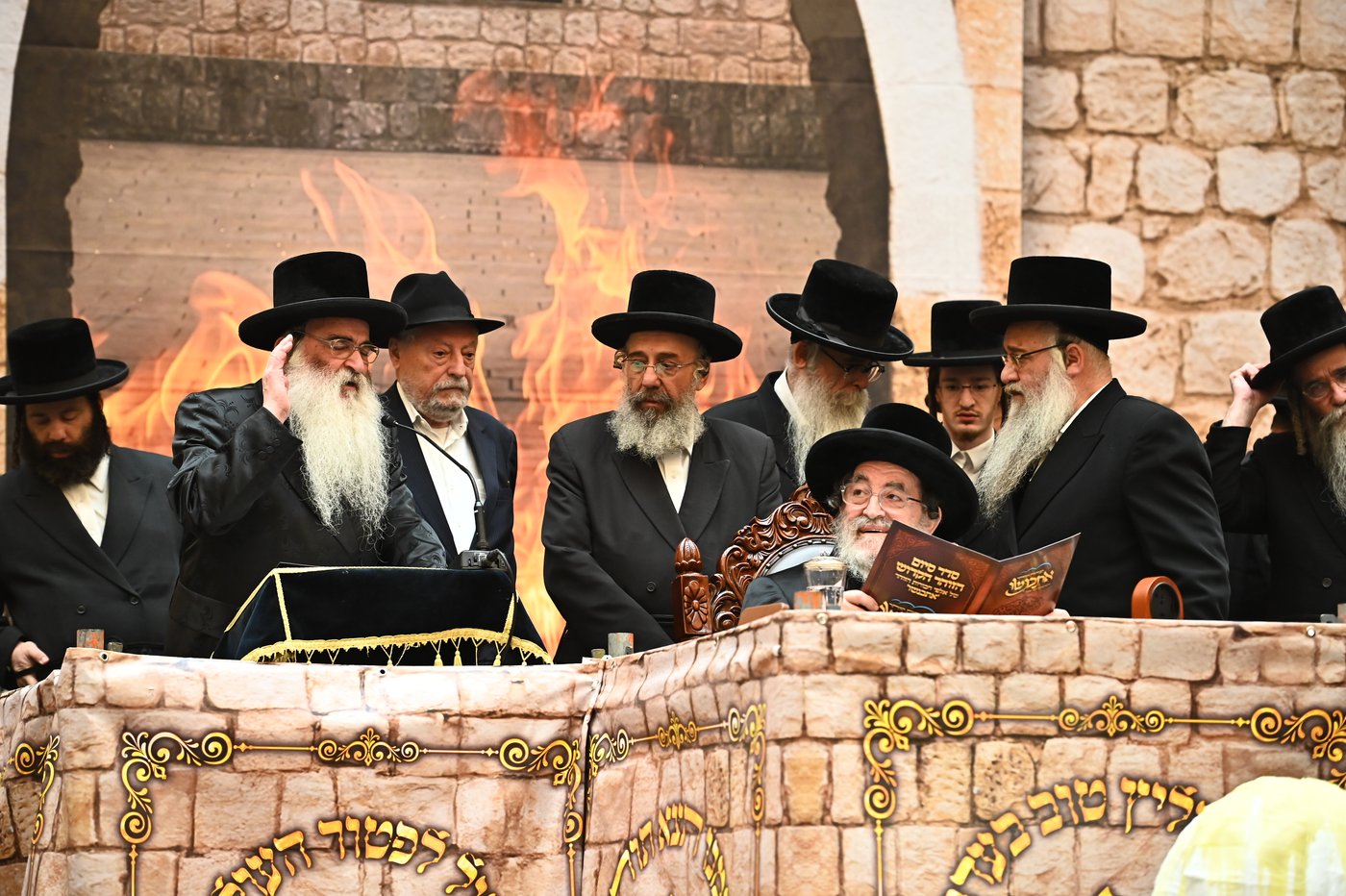 מעמד ההדלקה בחצה"ק ויז'ניץ