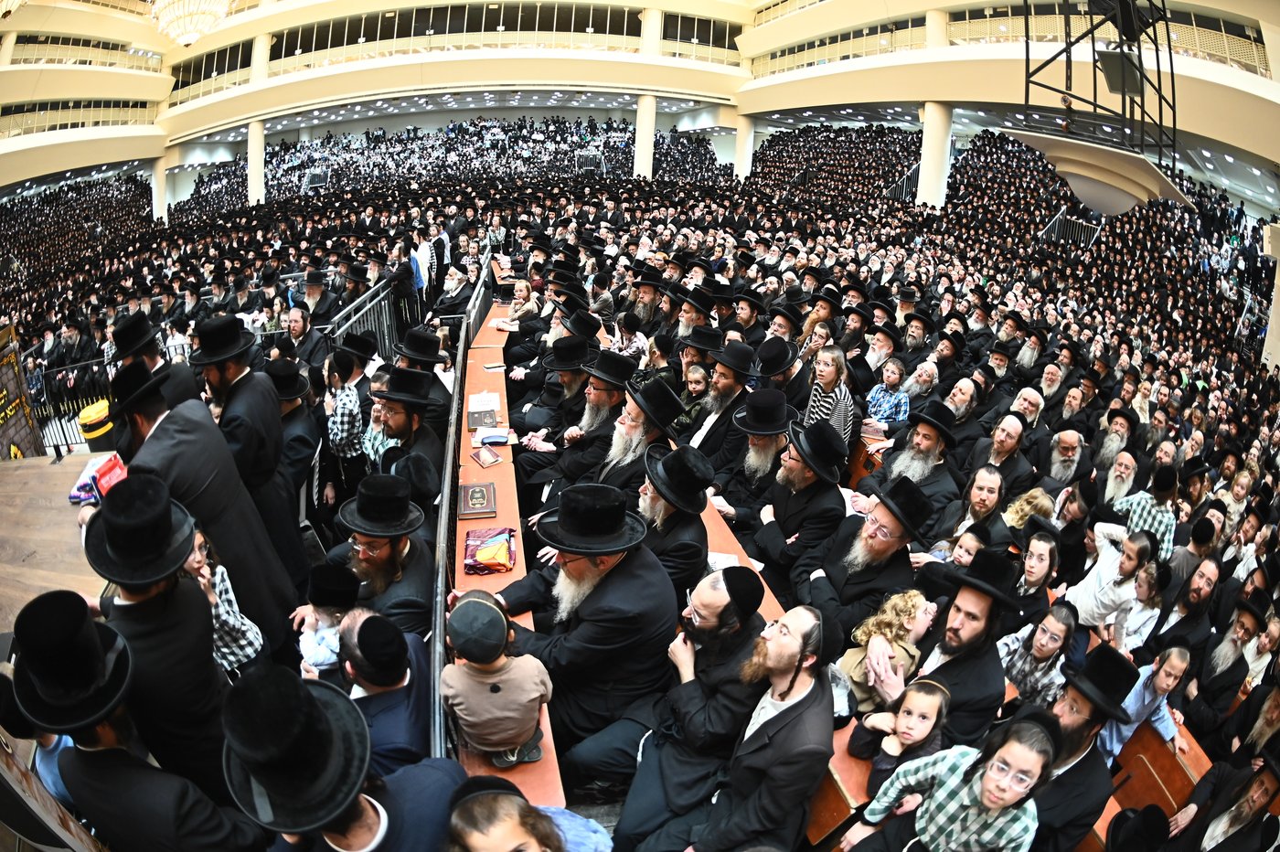מעמד ההדלקה בחצה"ק ויז'ניץ