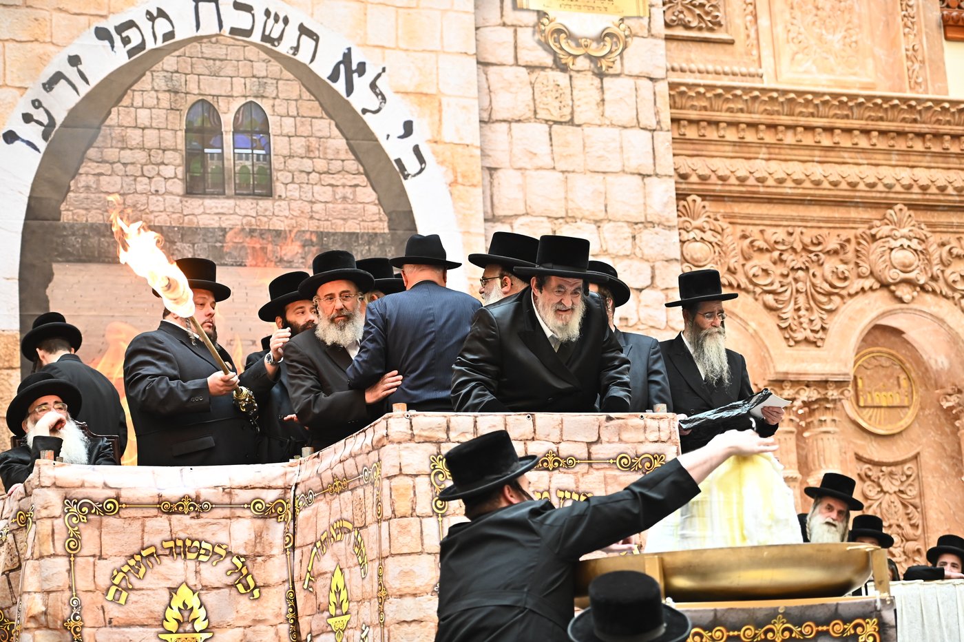 מעמד ההדלקה בחצה"ק ויז'ניץ