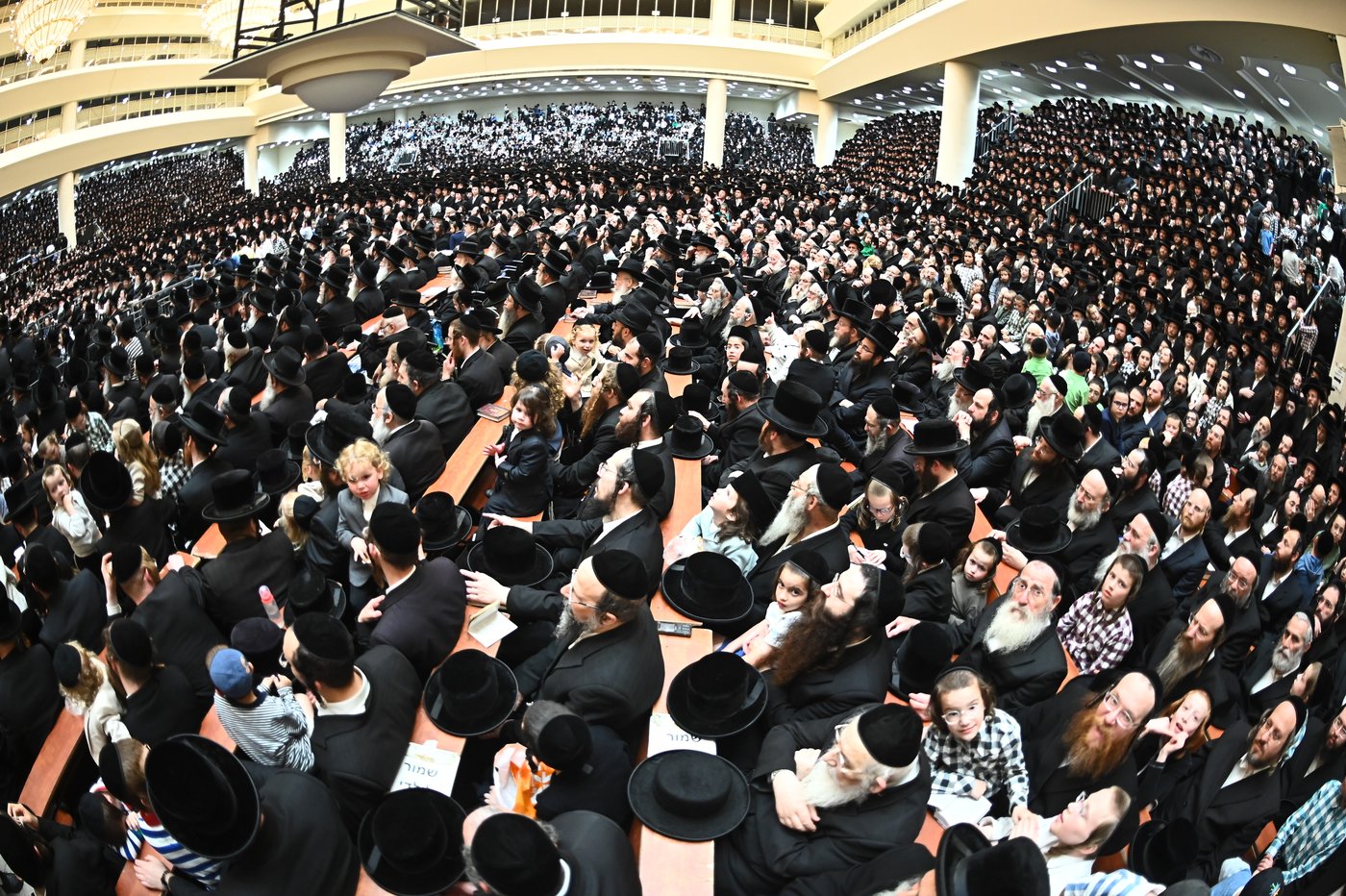 מעמד ההדלקה בחצה"ק ויז'ניץ