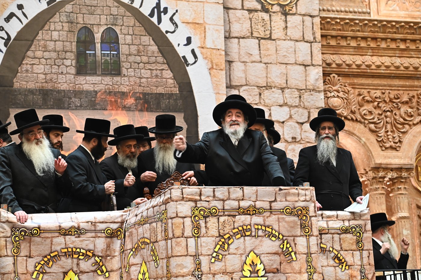 מעמד ההדלקה בחצה"ק ויז'ניץ
