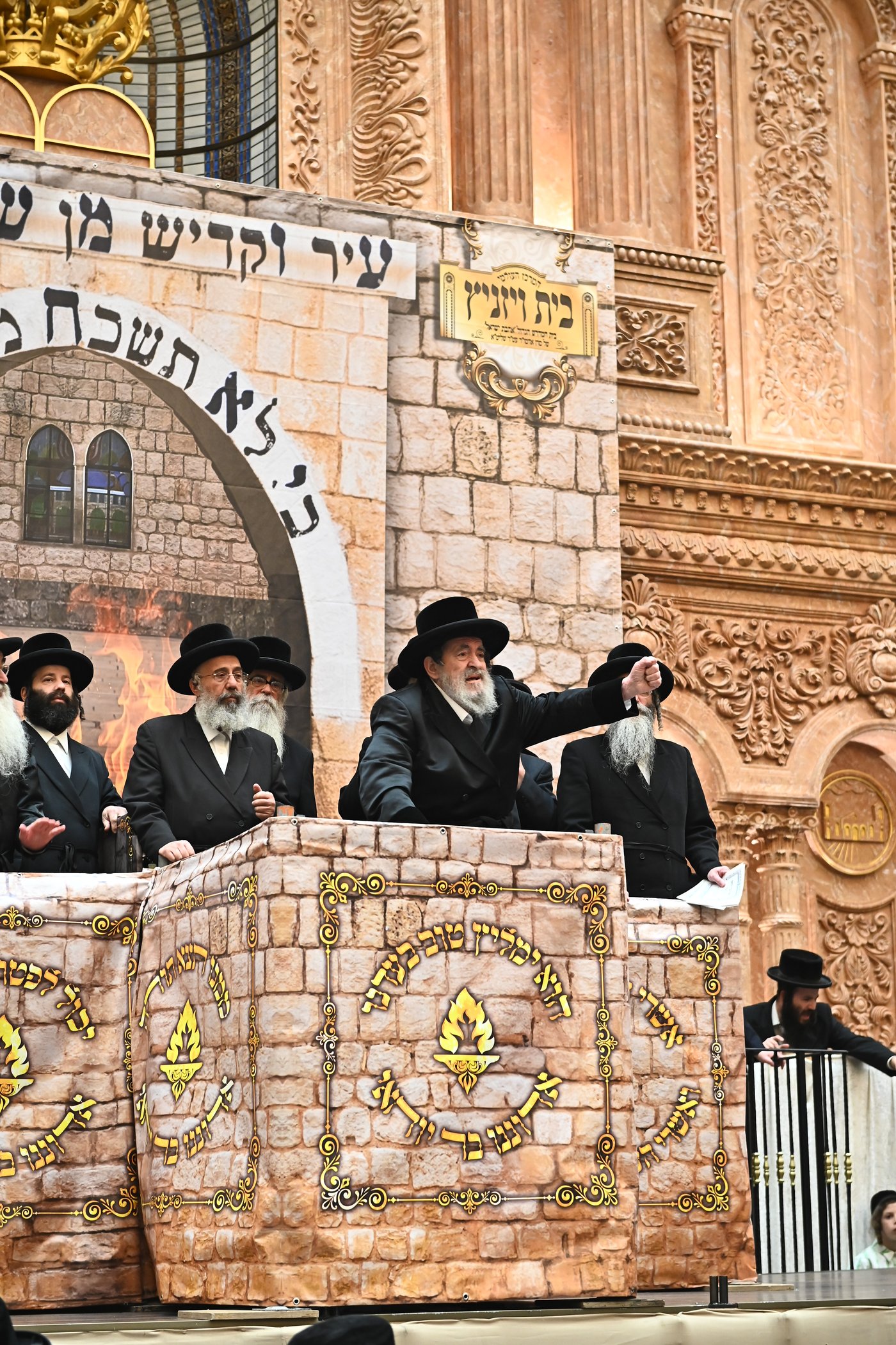 מעמד ההדלקה בחצה"ק ויז'ניץ
