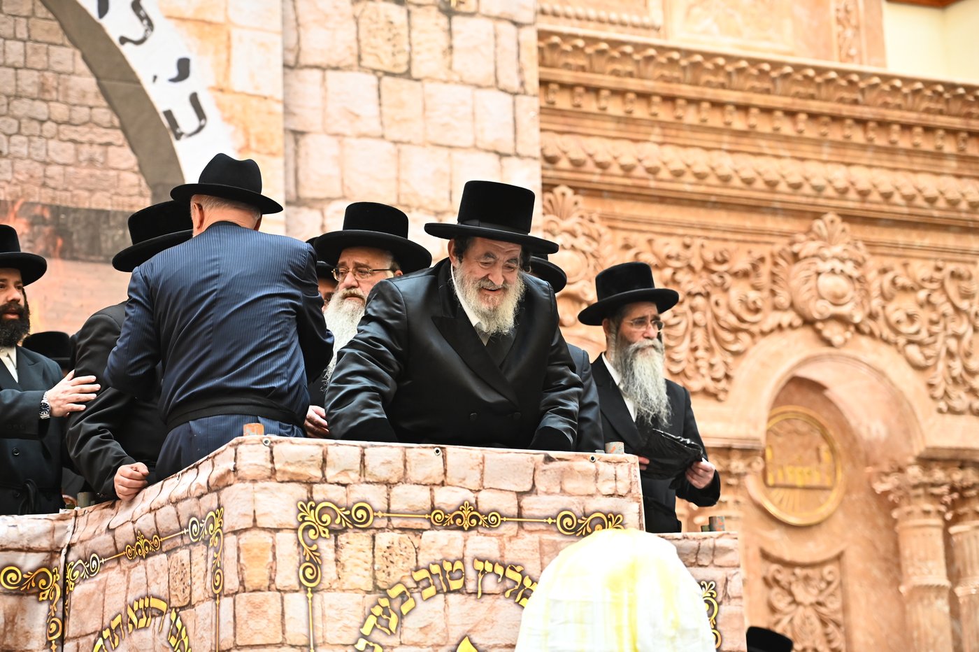 מעמד ההדלקה בחצה"ק ויז'ניץ