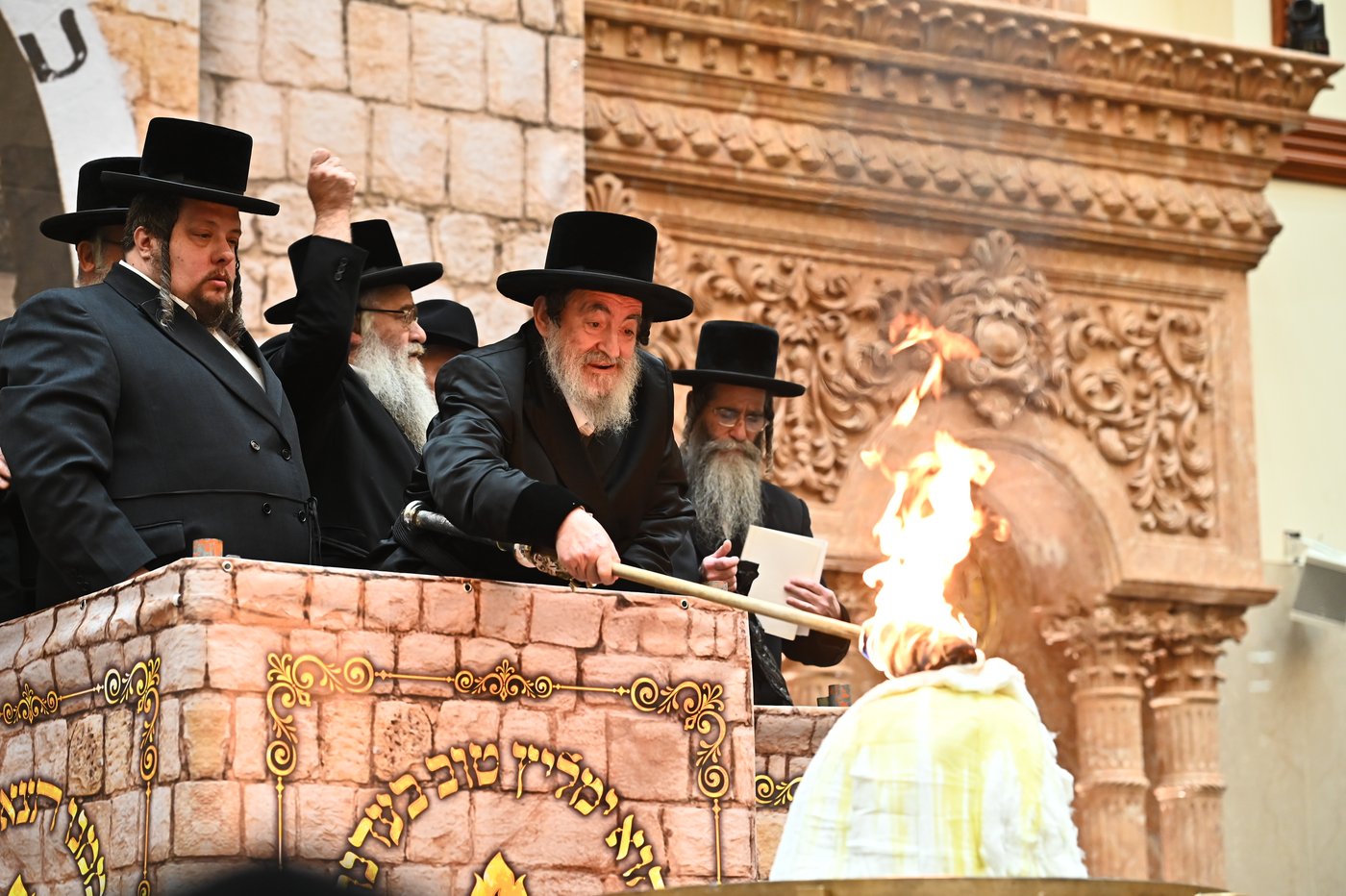 מעמד ההדלקה בחצה"ק ויז'ניץ