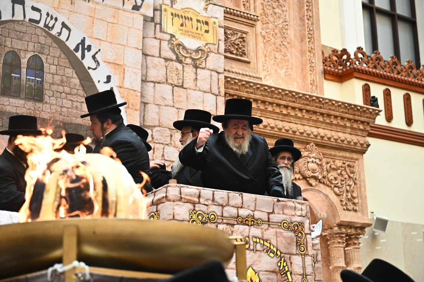 מעמד ההדלקה בחצה"ק ויז'ניץ