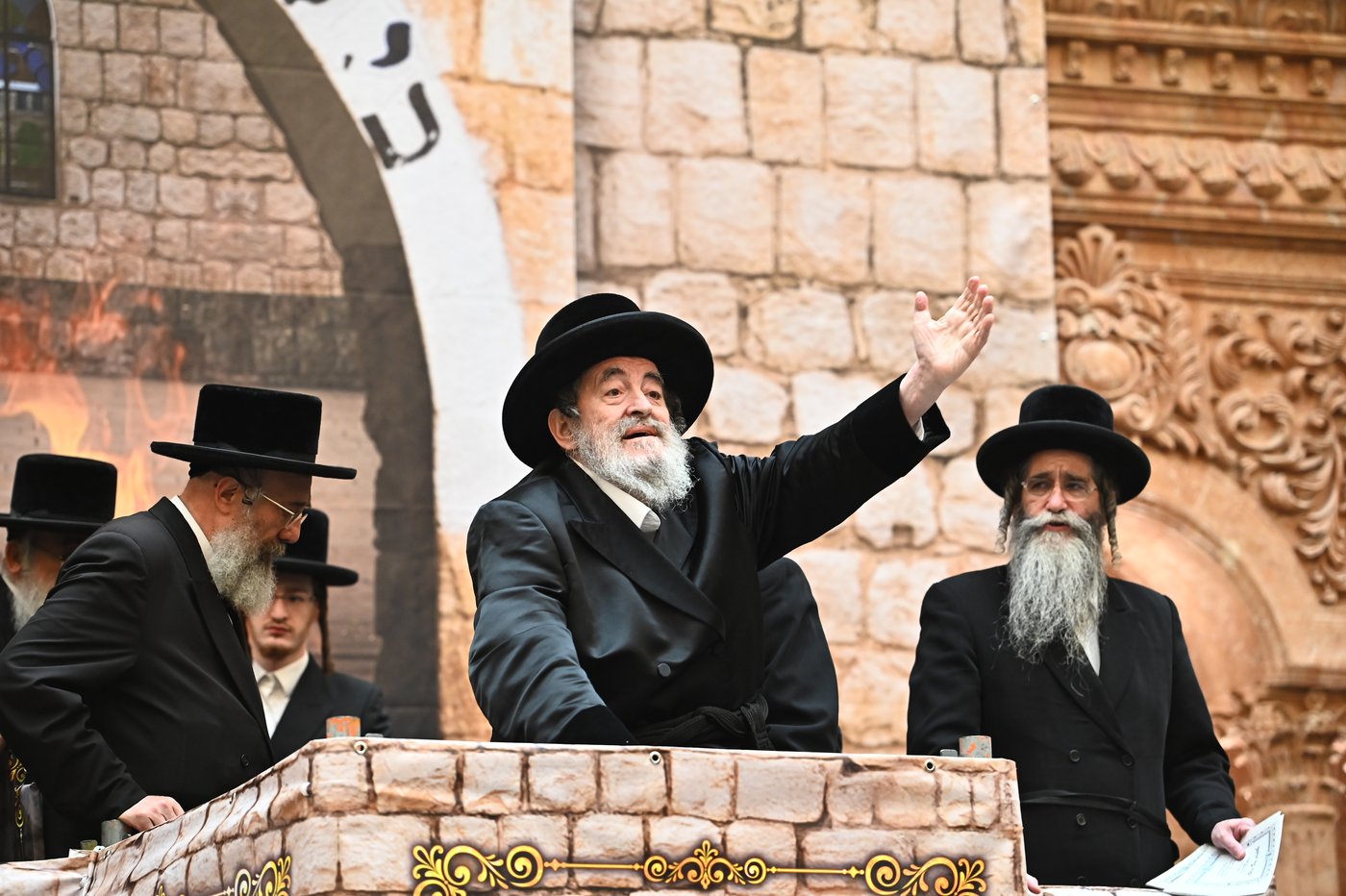 מעמד ההדלקה בחצה"ק ויז'ניץ