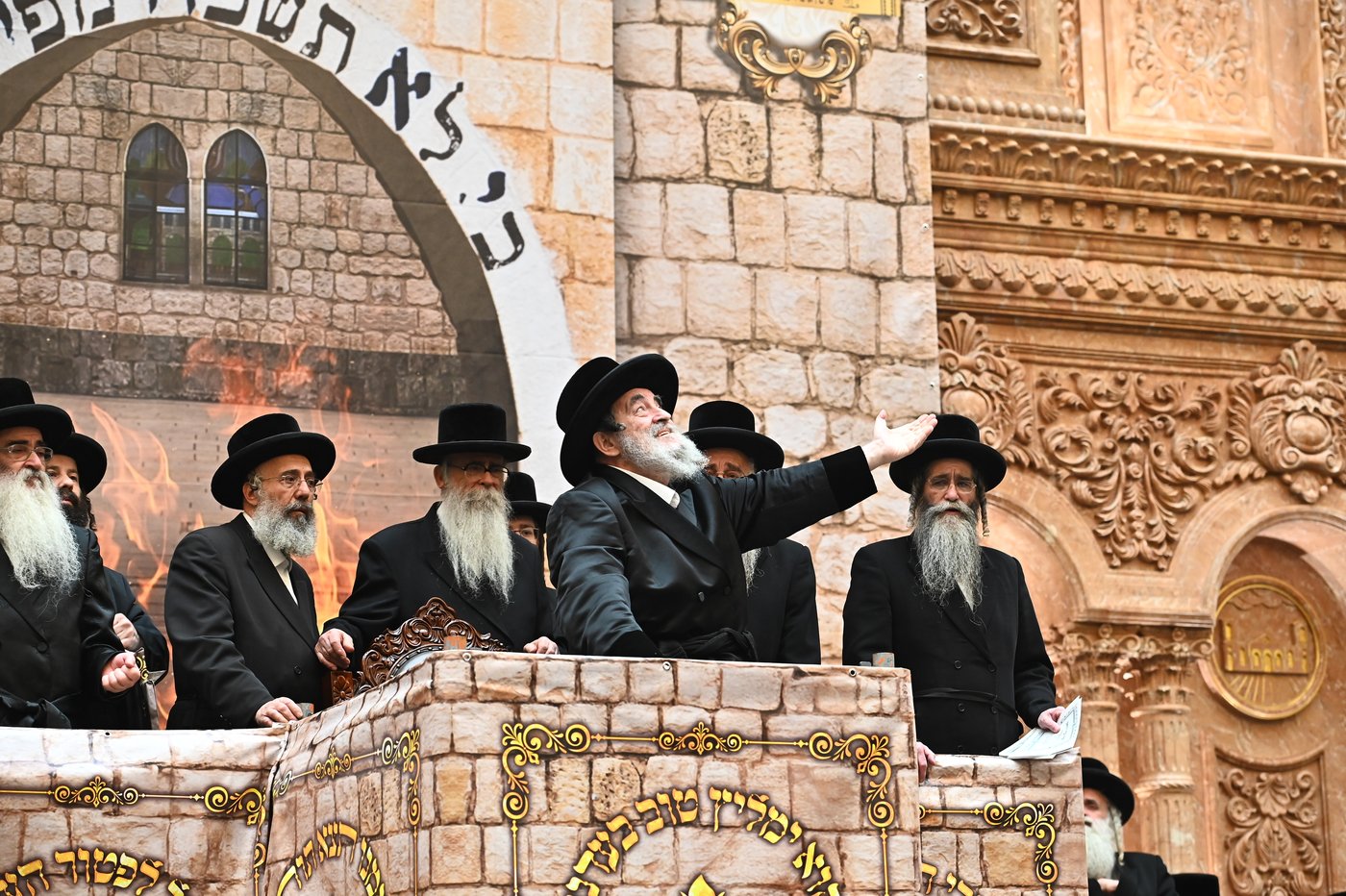 מעמד ההדלקה בחצה"ק ויז'ניץ