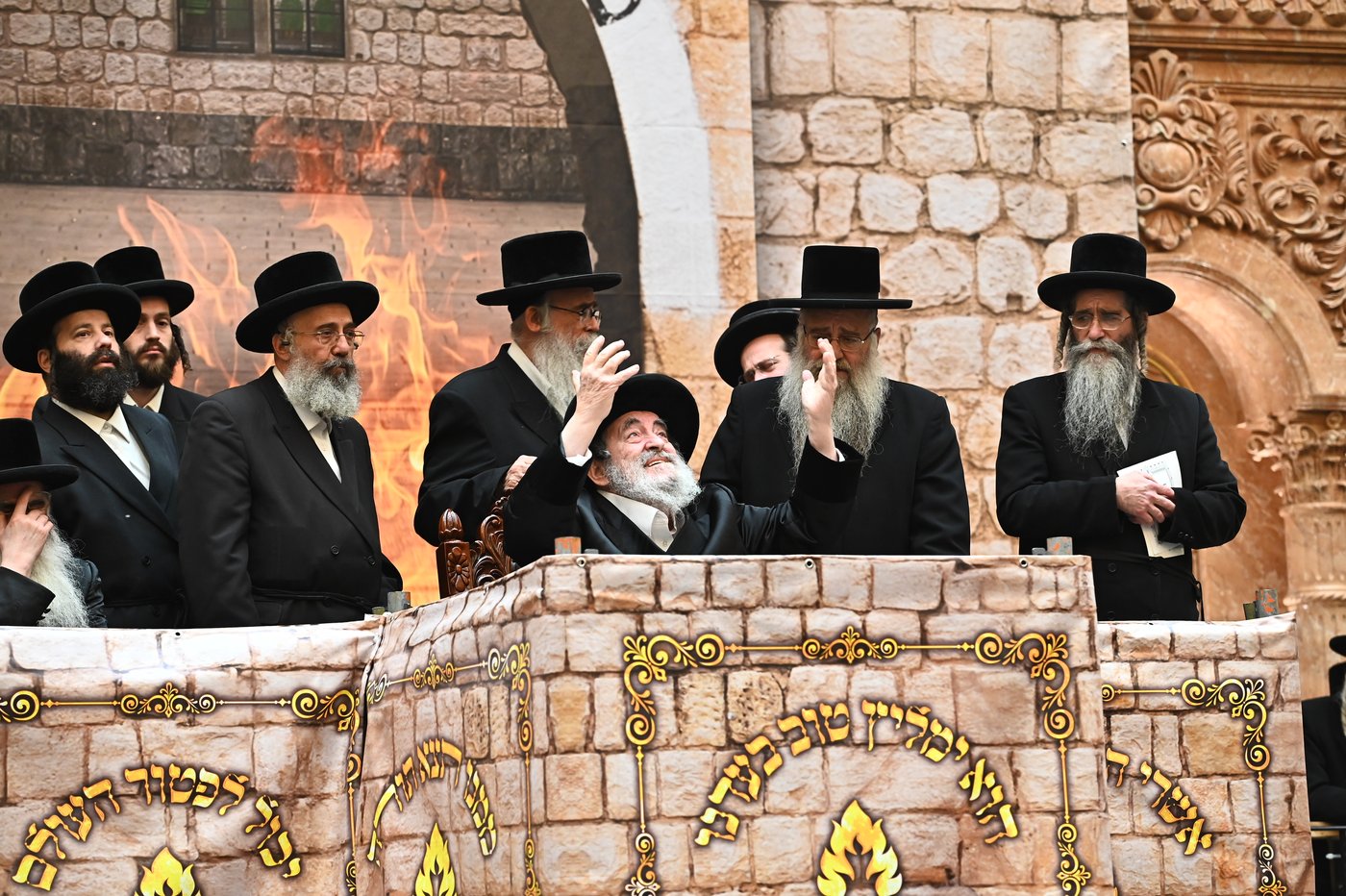 מעמד ההדלקה בחצה"ק ויז'ניץ