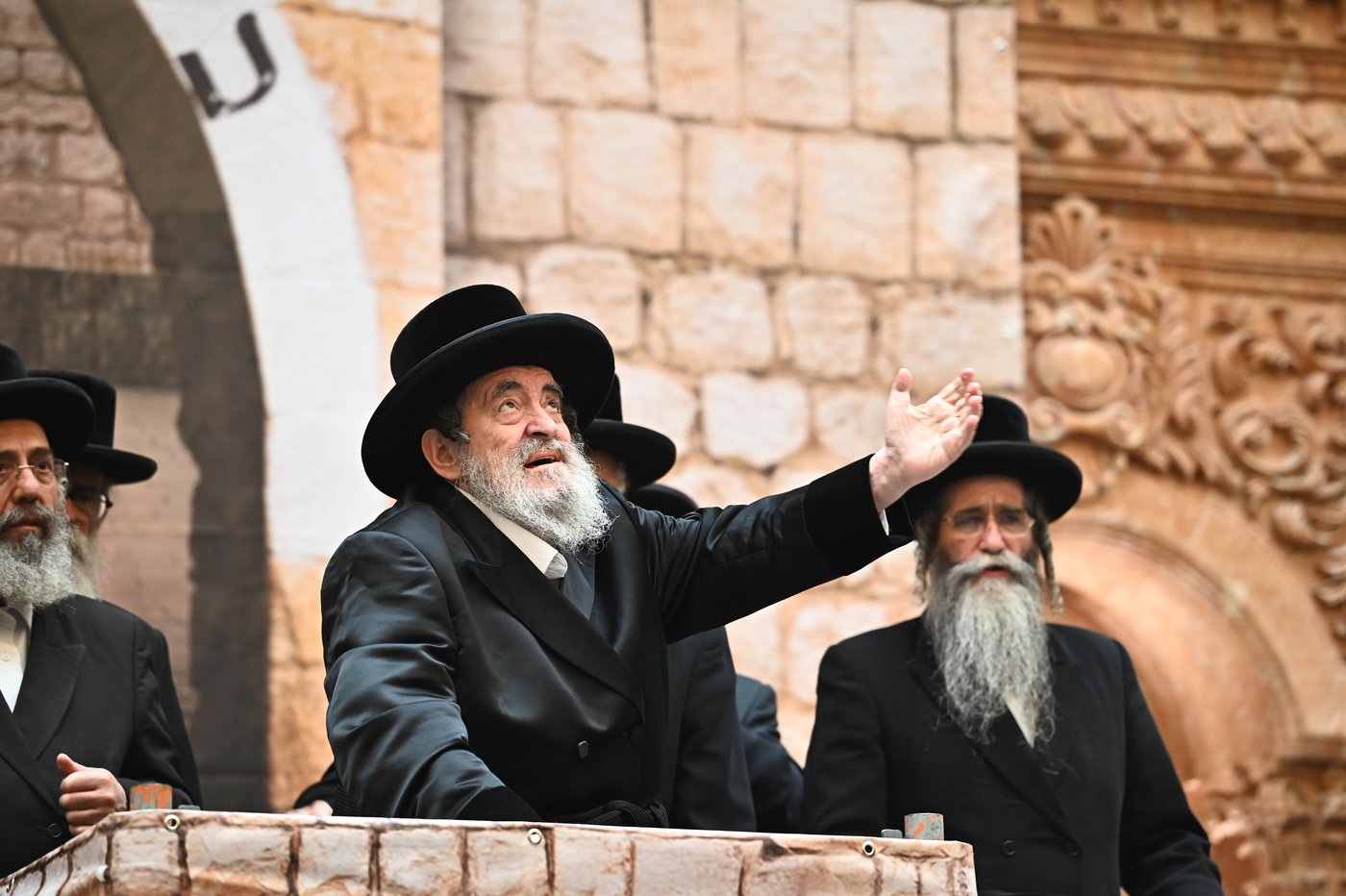 מעמד ההדלקה בחצה"ק ויז'ניץ