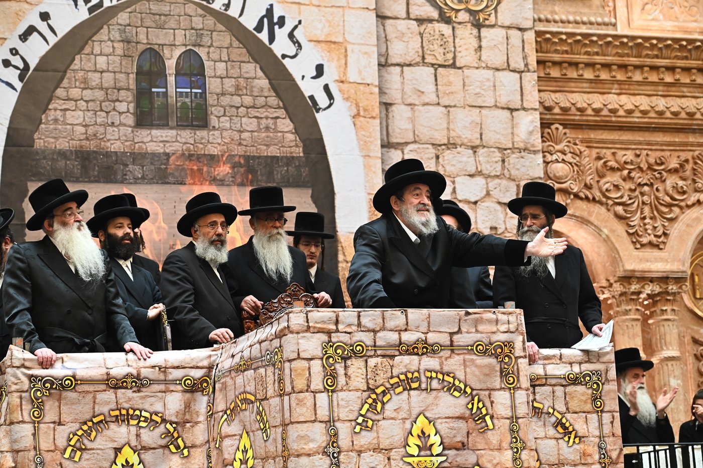 מעמד ההדלקה בחצה"ק ויז'ניץ