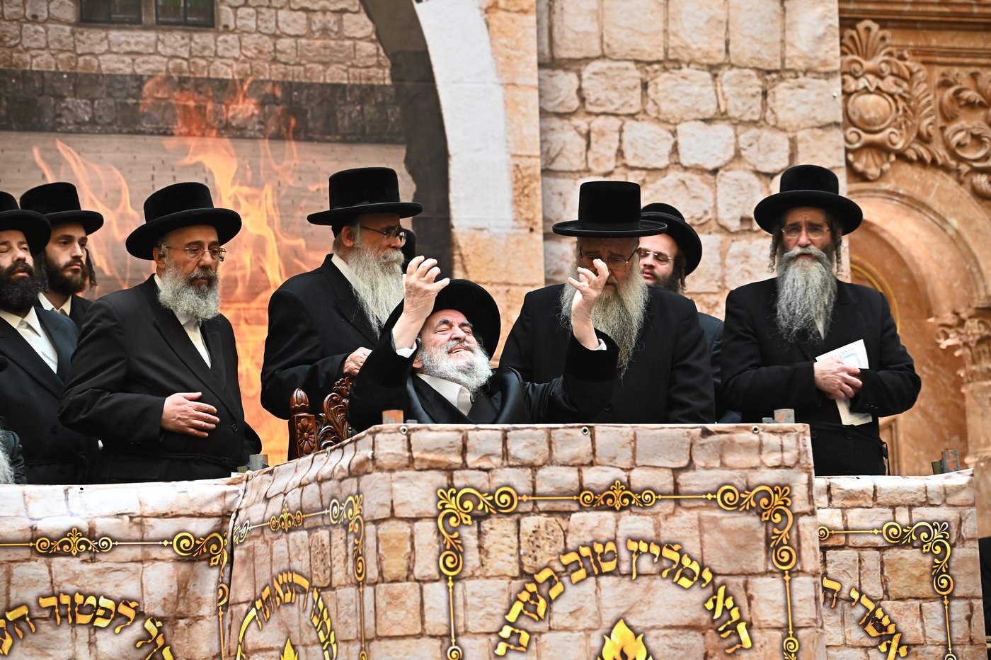מעמד ההדלקה בחצה"ק ויז'ניץ