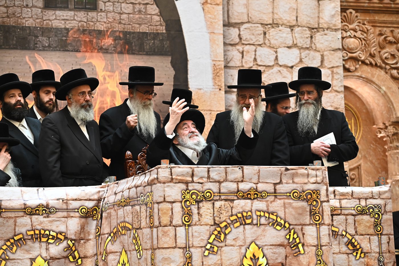 מעמד ההדלקה בחצה"ק ויז'ניץ