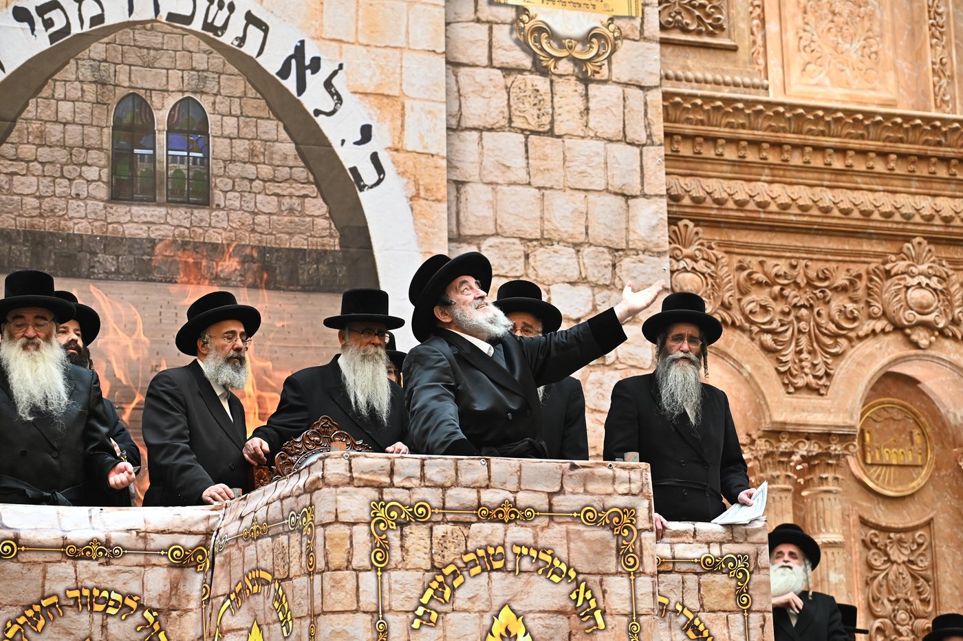 מעמד ההדלקה בחצה"ק ויז'ניץ