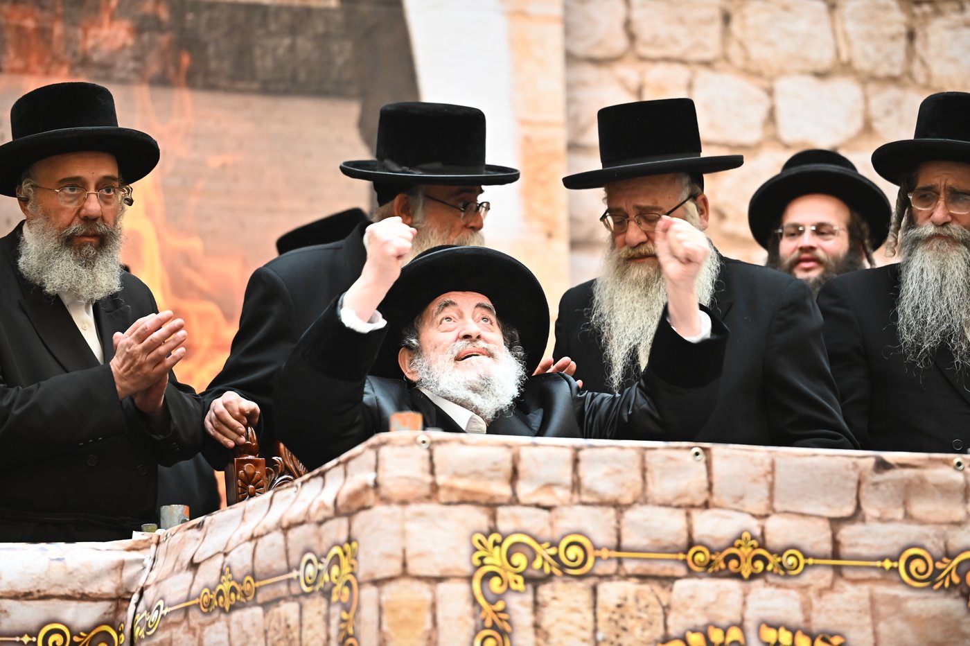 מעמד ההדלקה בחצה"ק ויז'ניץ