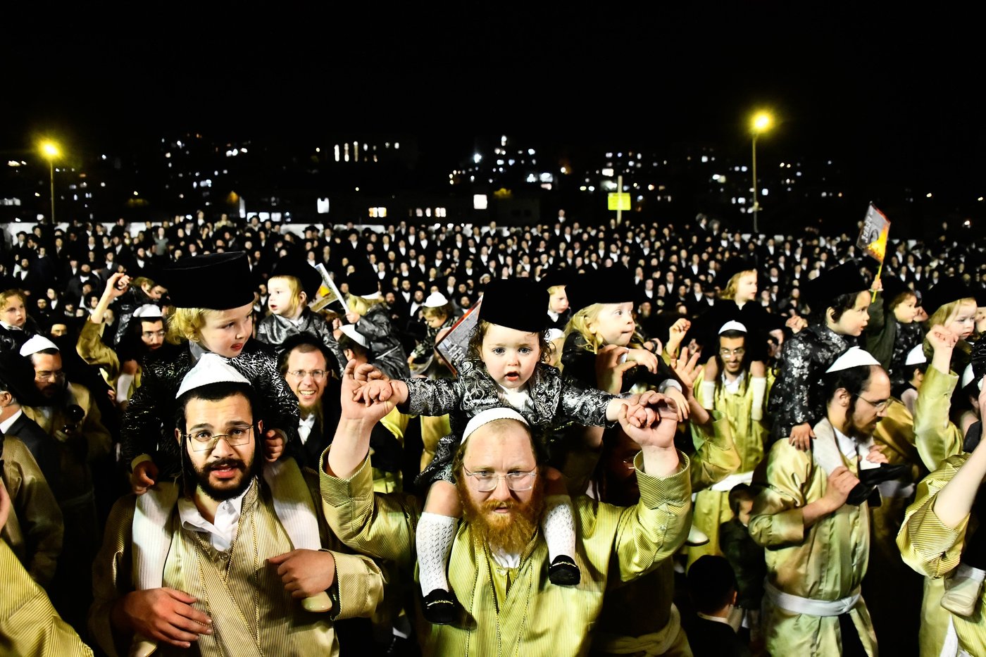 האדמו"ר מתולדות אברהם יצחק במעמד ההדלקה