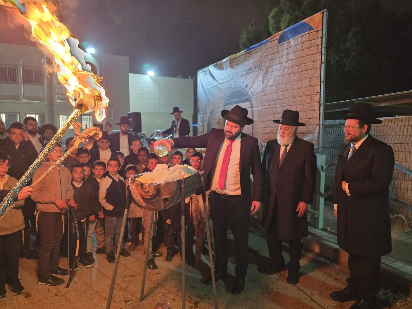 מעמד ההדלקה אצל רבי אברהם מאמאן