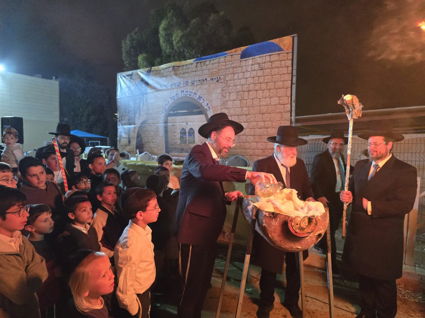 מעמד ההדלקה אצל רבי אברהם מאמאן