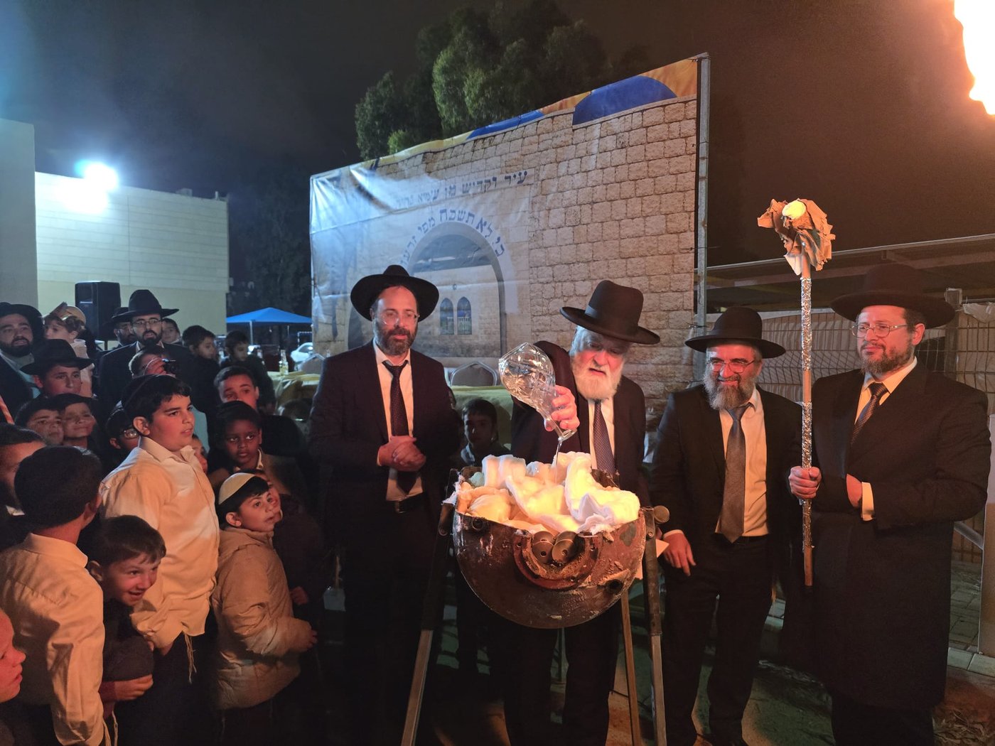 מעמד ההדלקה אצל רבי אברהם מאמאן