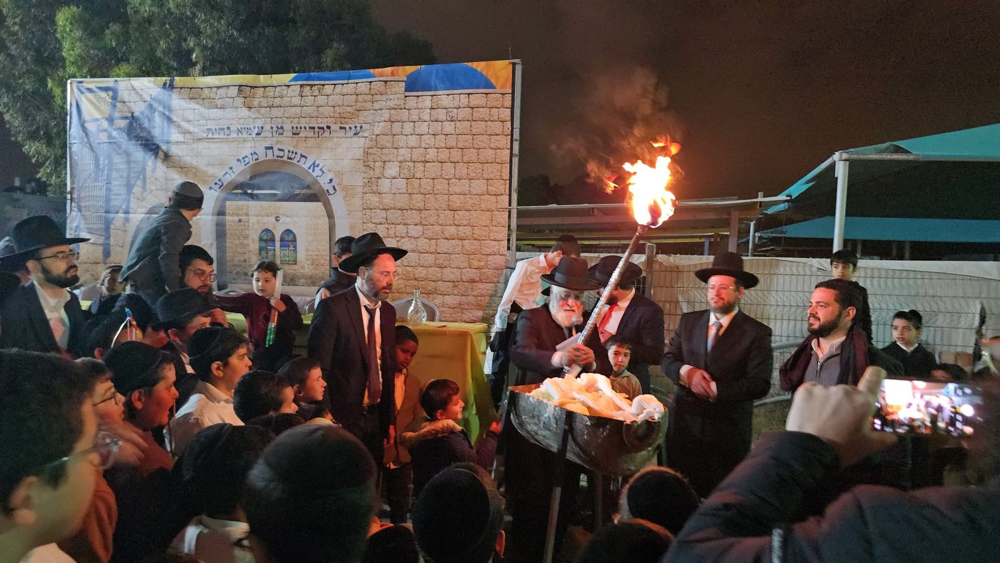 מעמד ההדלקה אצל רבי אברהם מאמאן
