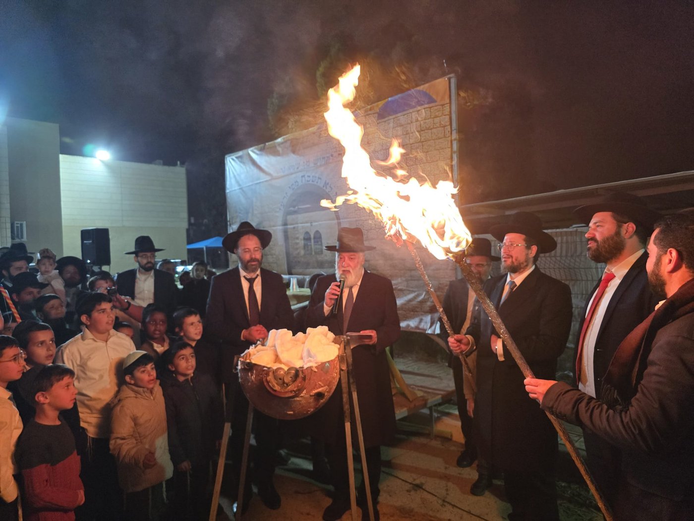 מעמד ההדלקה אצל רבי אברהם מאמאן
