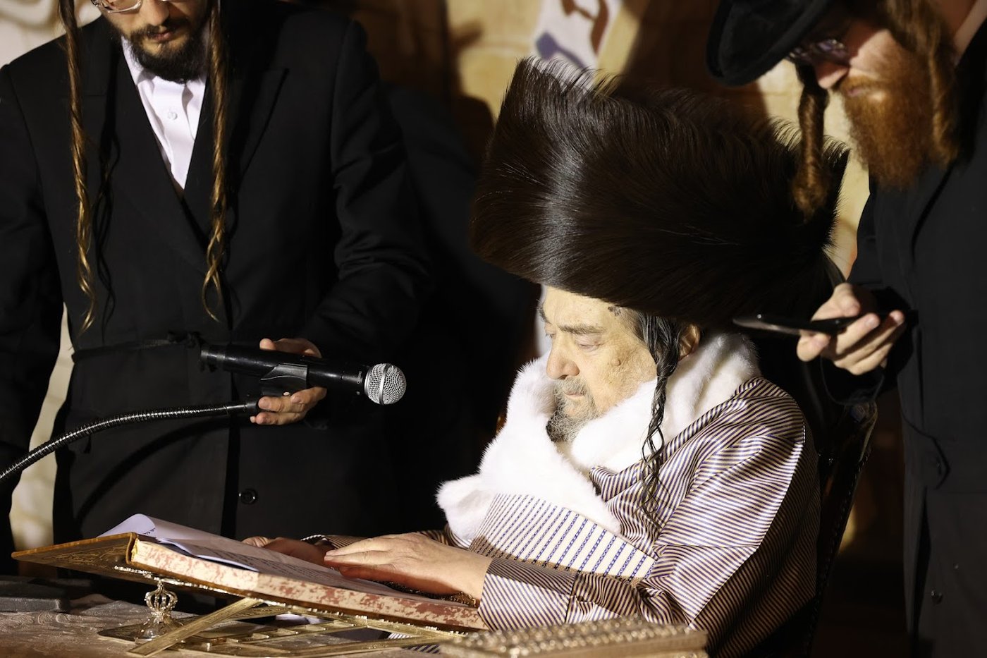 מעמד ההדלקה אצל הגרי"מ שכטר
