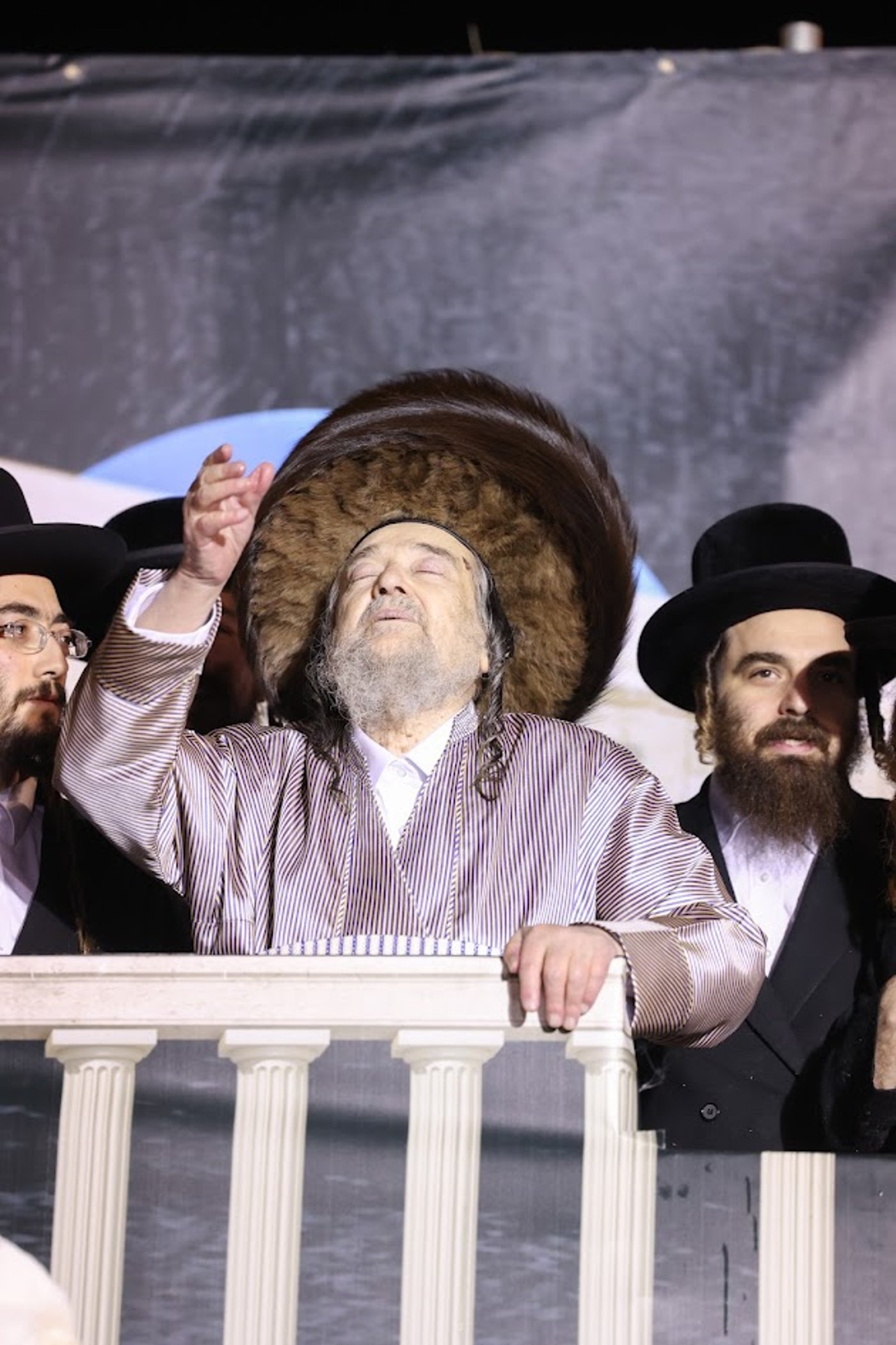 מעמד ההדלקה אצל הגרי"מ שכטר