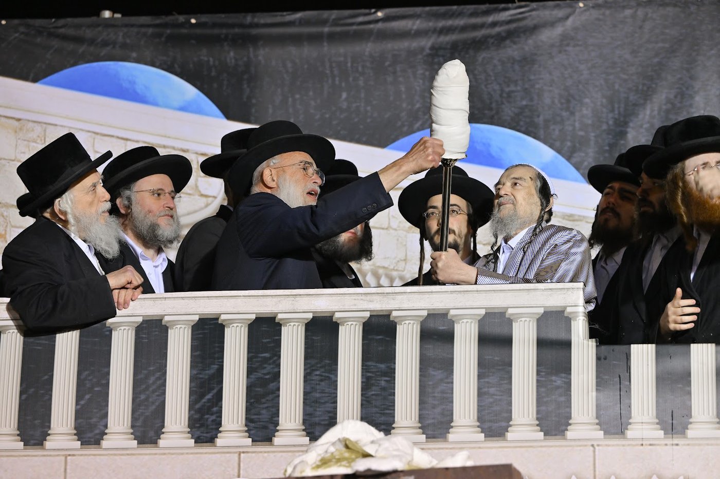 מעמד ההדלקה אצל הגרי"מ שכטר