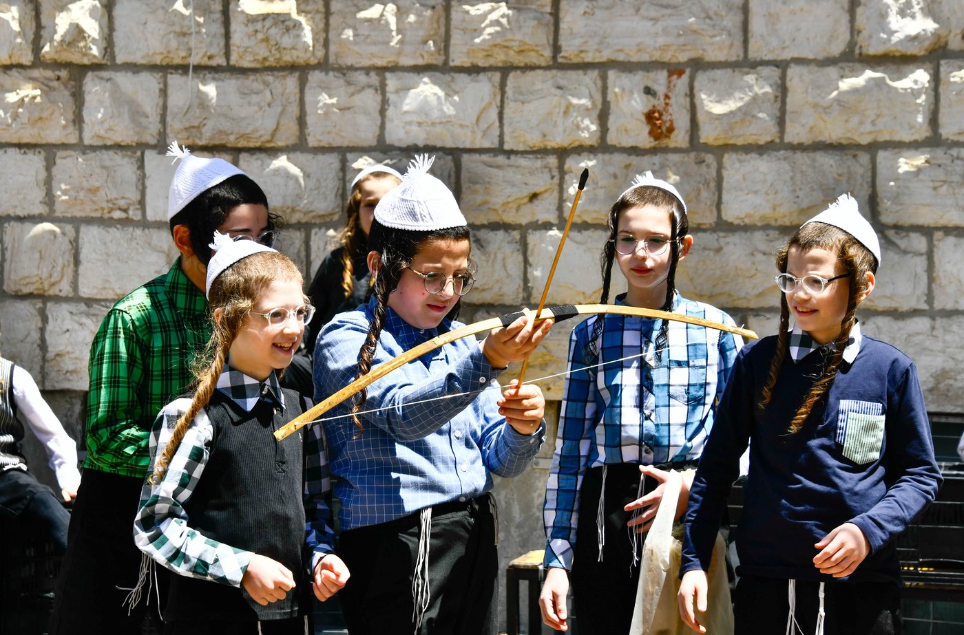 ילדי תולדות אהרן במנהג חץ וקשת
