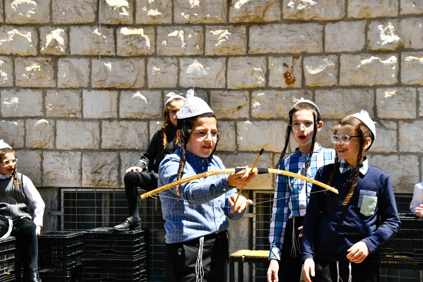 ילדי תולדות אהרן במנהג חץ וקשת