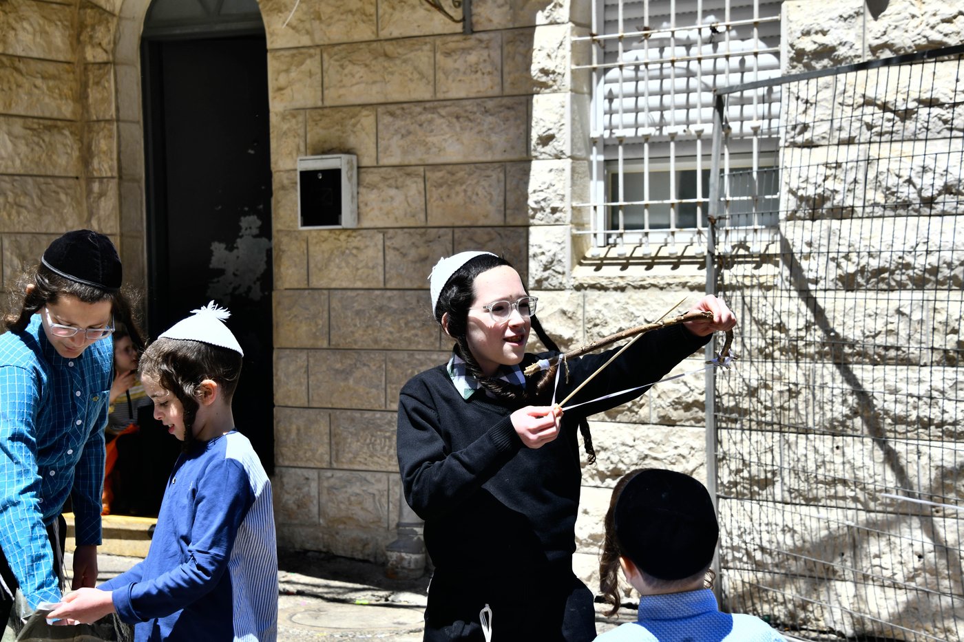 ילדי תולדות אהרן במנהג חץ וקשת
