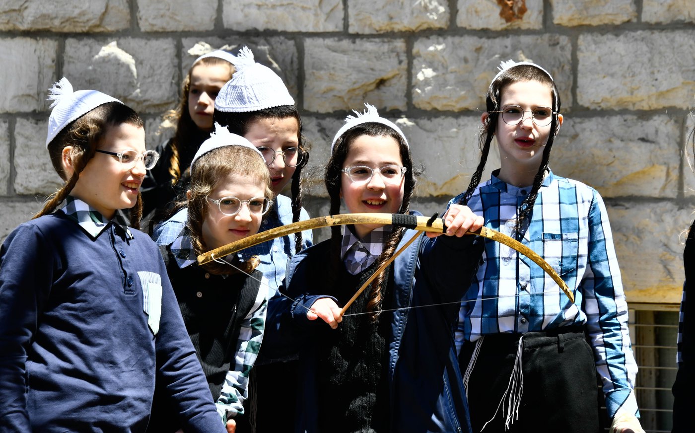 ילדי תולדות אהרן במנהג חץ וקשת