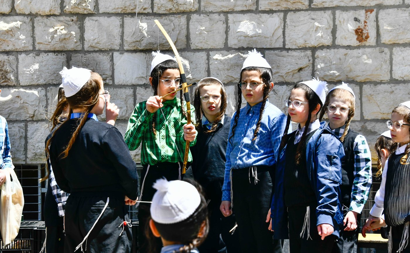 ילדי תולדות אהרן במנהג חץ וקשת