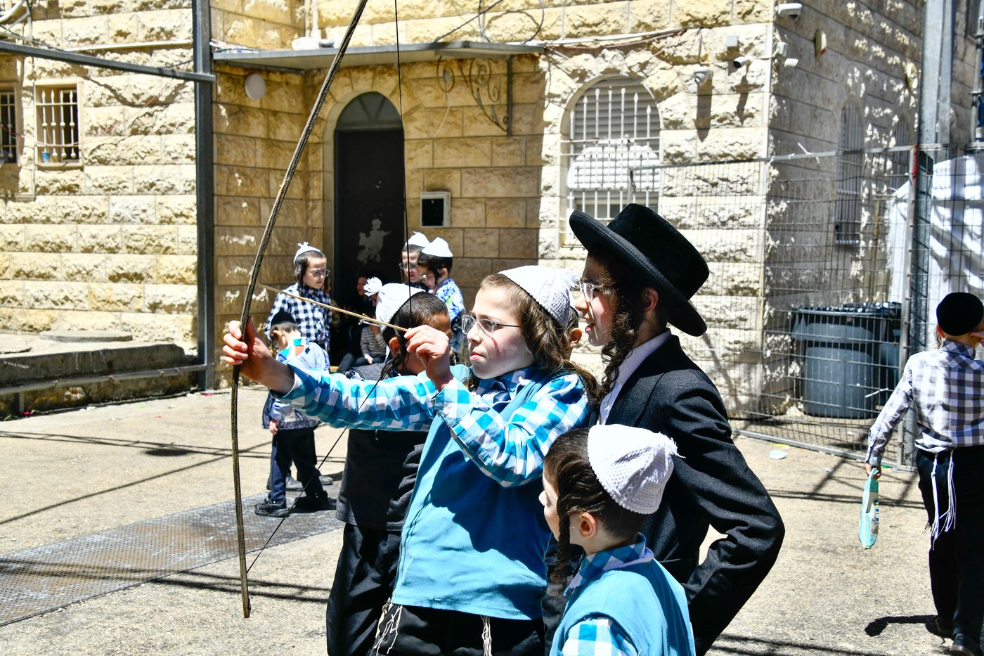 ילדי תולדות אהרן במנהג חץ וקשת