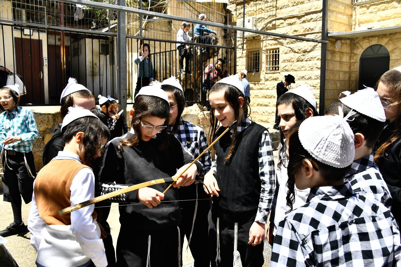 ילדי תולדות אהרן במנהג חץ וקשת