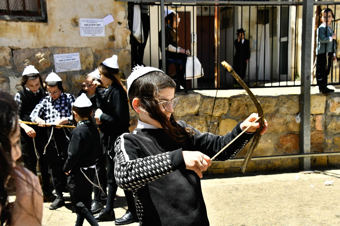 ילדי תולדות אהרן במנהג חץ וקשת