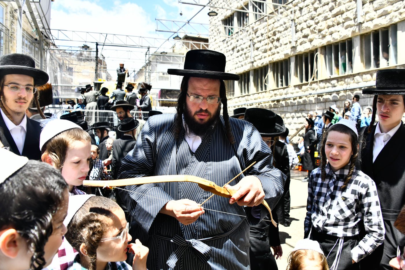 ילדי תולדות אהרן במנהג חץ וקשת