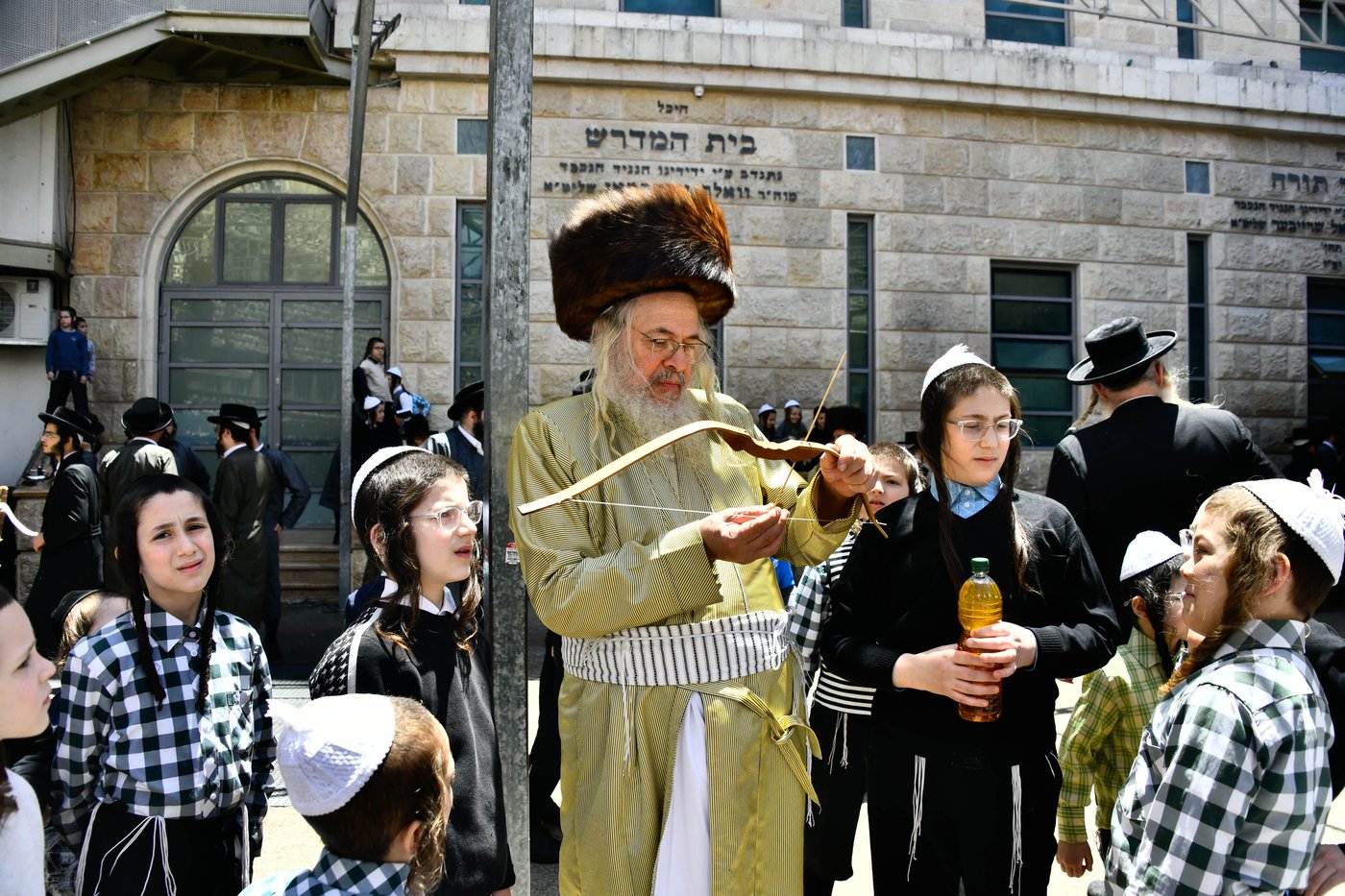 הרב רוזנפלד במנהג חץ וקשת