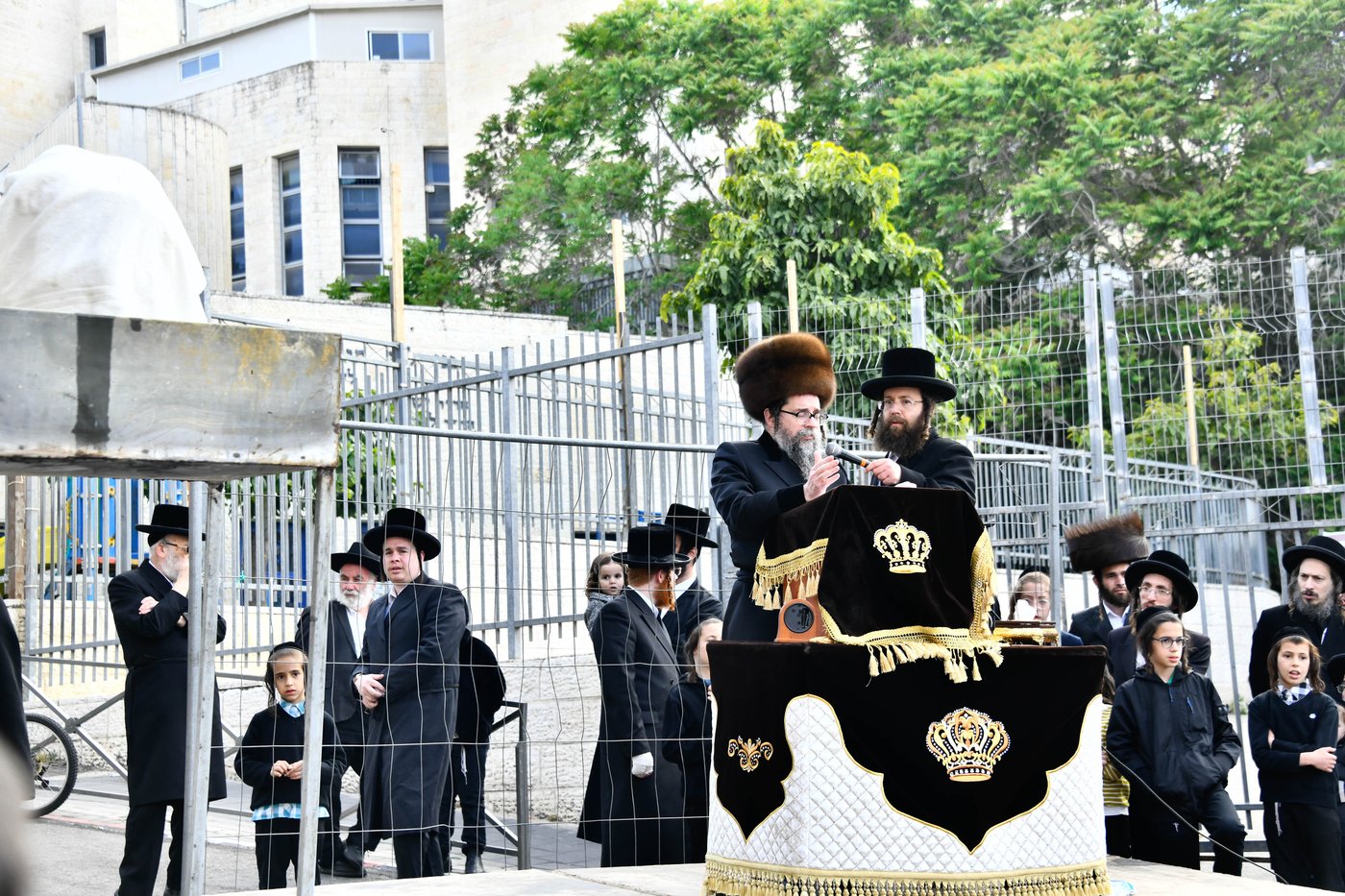 ל"ג בעומר בחצה"ק סקולען ירושלים