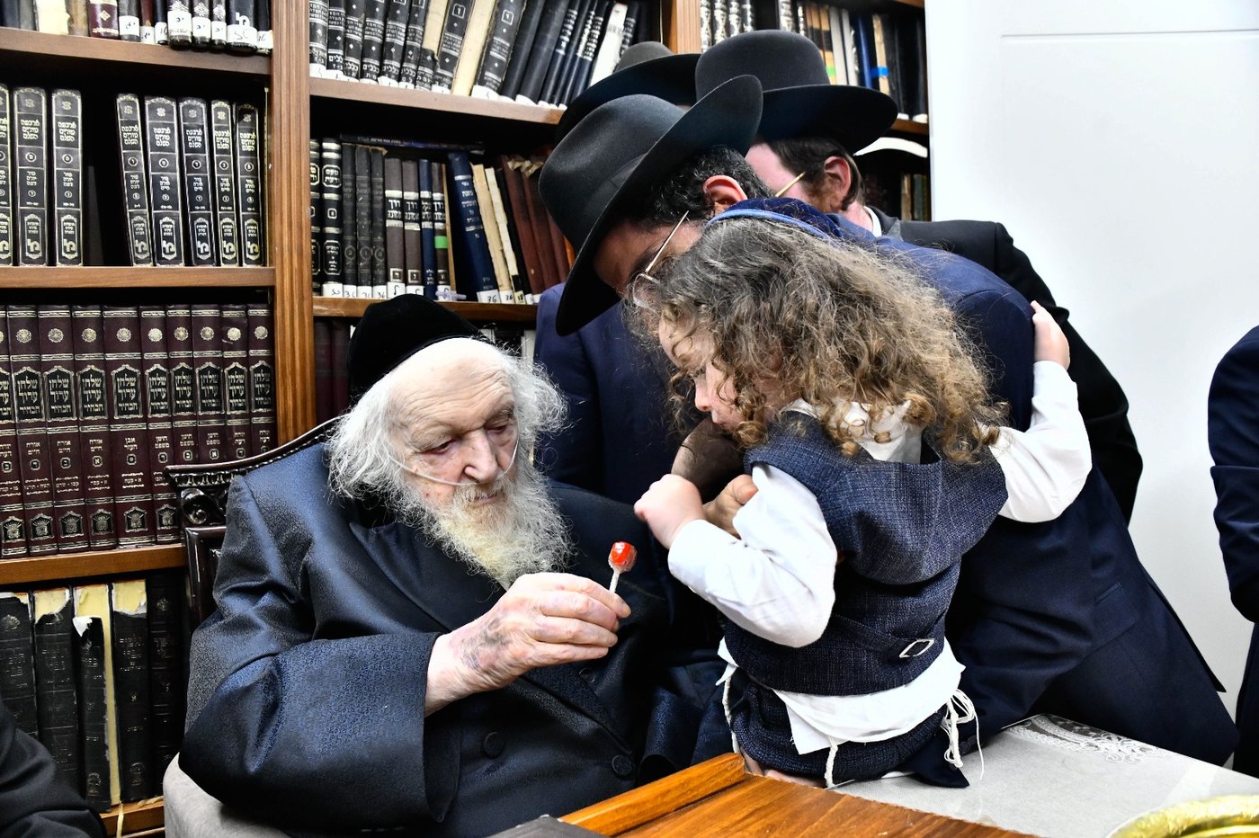 ל"ג בעומר אצל הגר"מ שטרנבוך