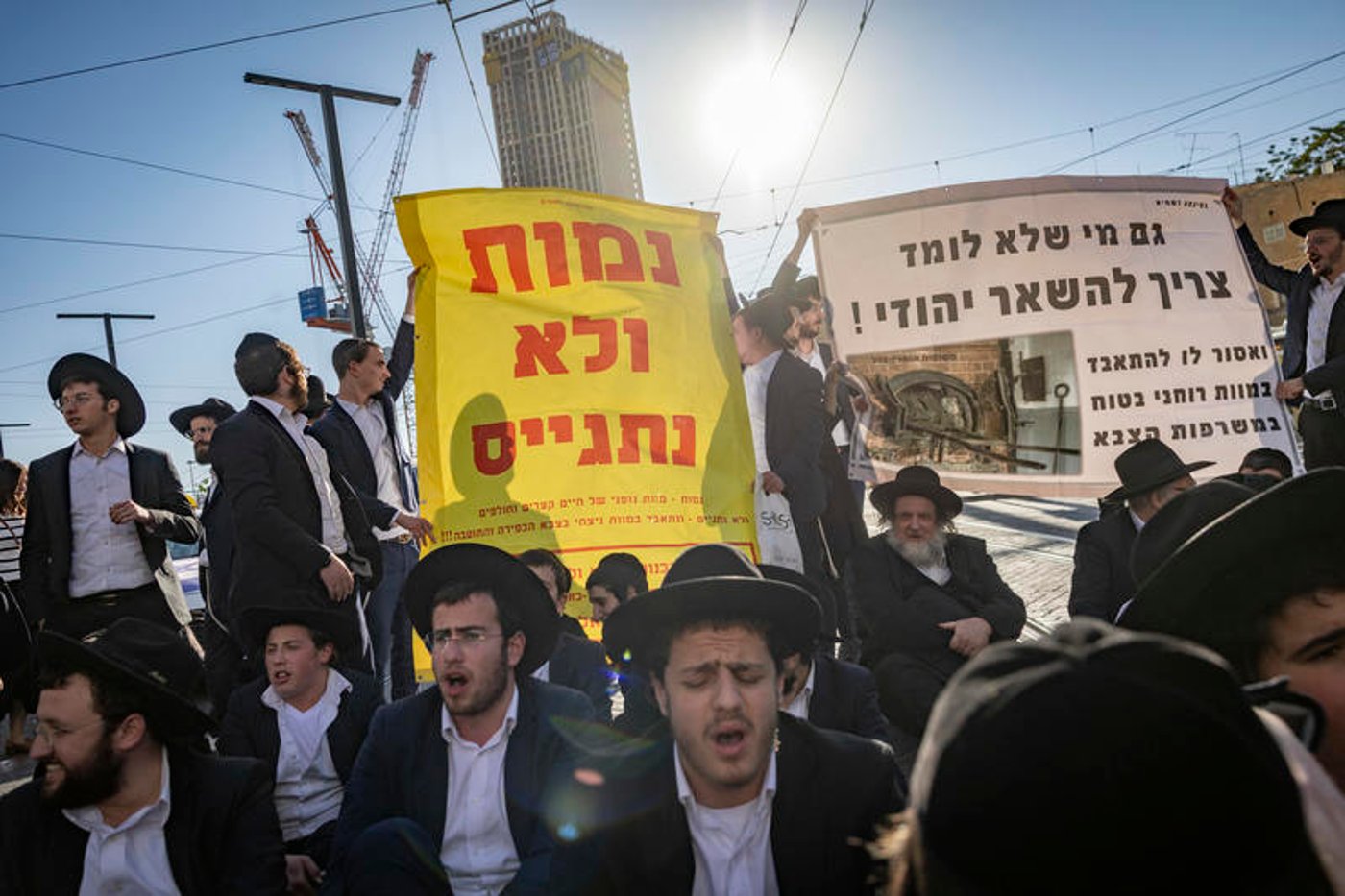 השלטים בהפגנה