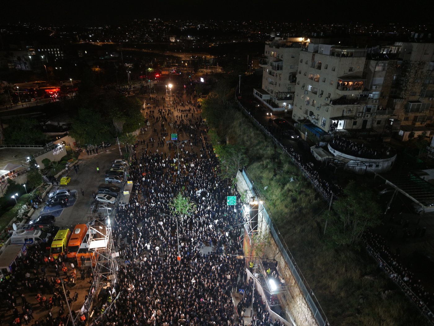 תיעוד רחפן ממעמד ההדלקה של רבי אלימלך בידרמן