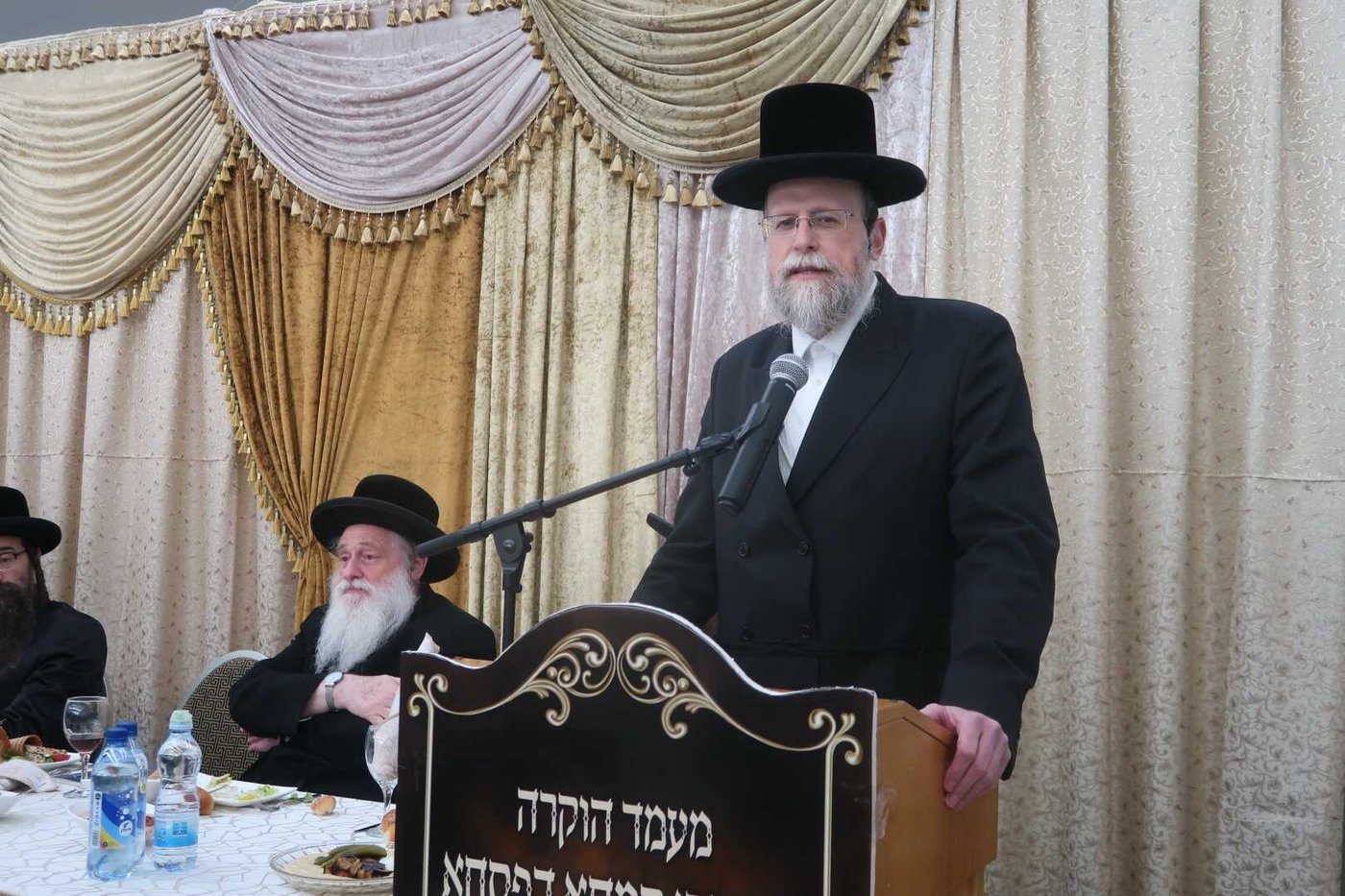 האדמו"ר מסערט ויז'ניץ בטיש פסח שני