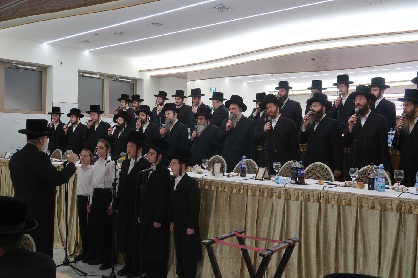 האדמו"ר מסערט ויז'ניץ בטיש פסח שני