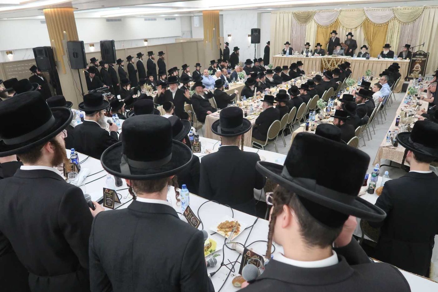 האדמו"ר מסערט ויז'ניץ בטיש פסח שני