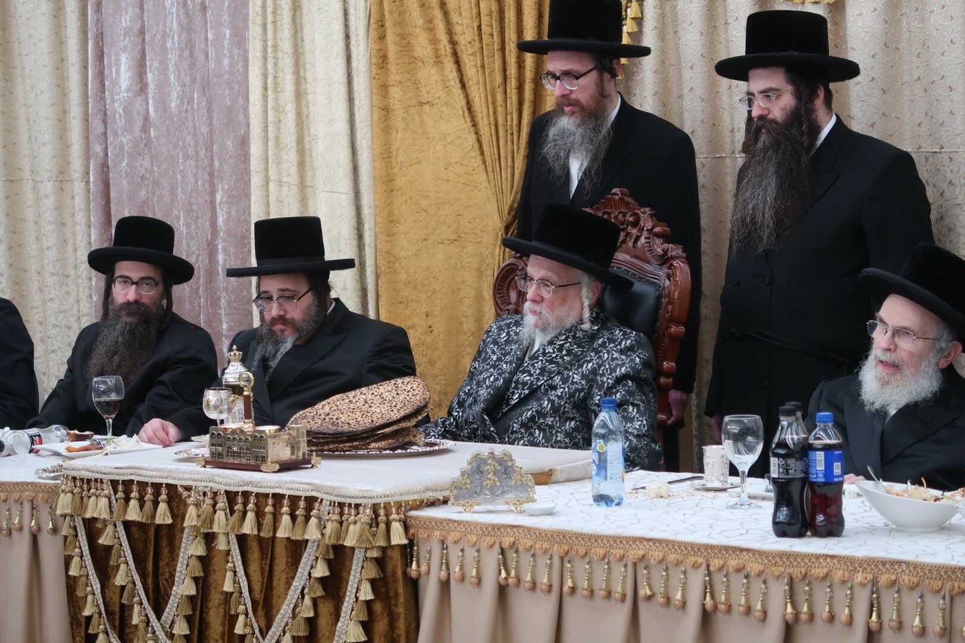 האדמו"ר מסערט ויז'ניץ בטיש פסח שני